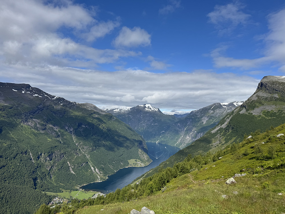 Vakker utsikt mot Geirangerfjorden fra Grindalsætra
