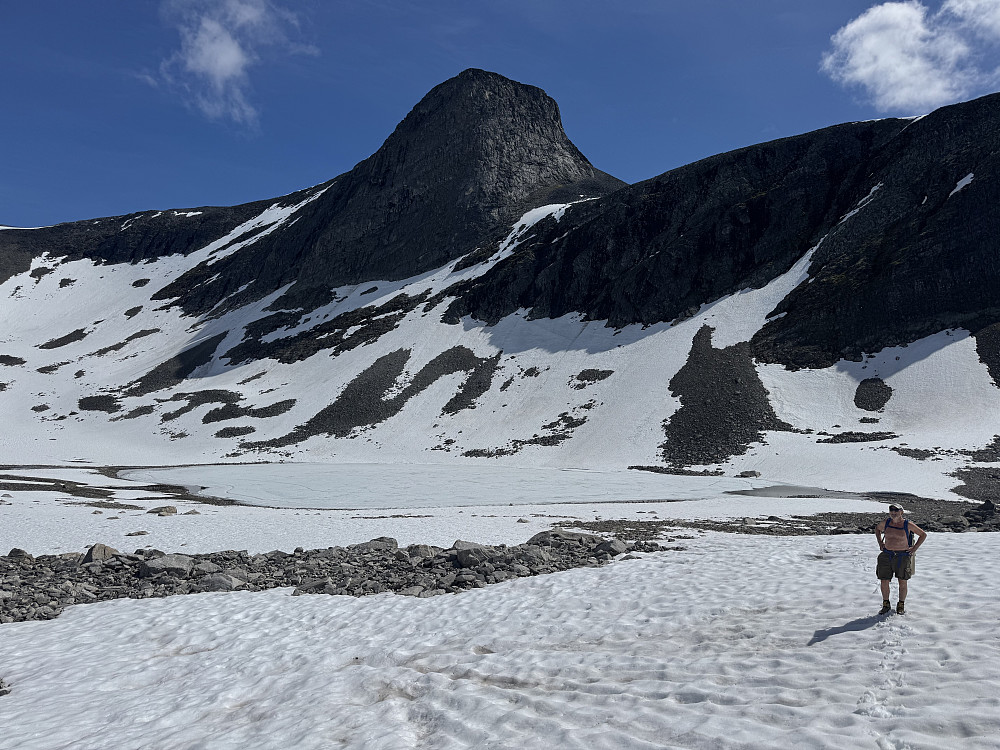 Opp fra Kupevatnet, som fortsatt er delvis islagt.Såthornet 1759 ruver bak.