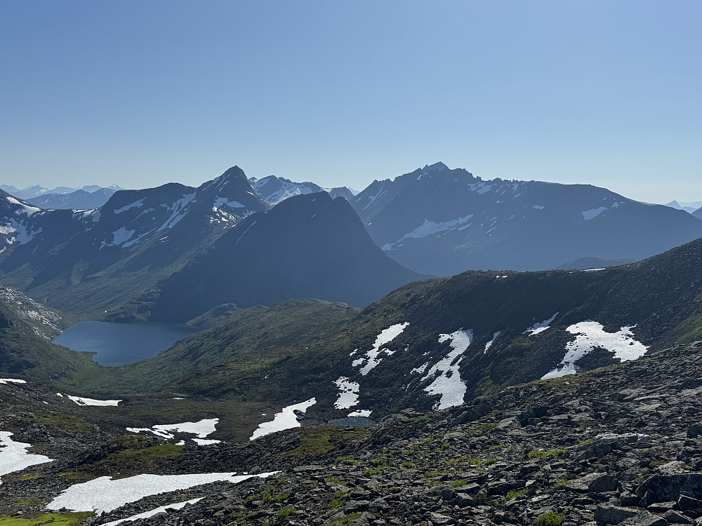 Utsikt vestlig retning. Lauparen litt til høyre for midthorisont.