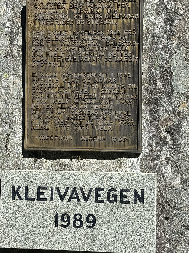 Minnestøtte over sovjetisk(ukrainsk; fra Mariopol) krigsfange som ble hjulpet til å flykte av lokale under 2. verdenskrig