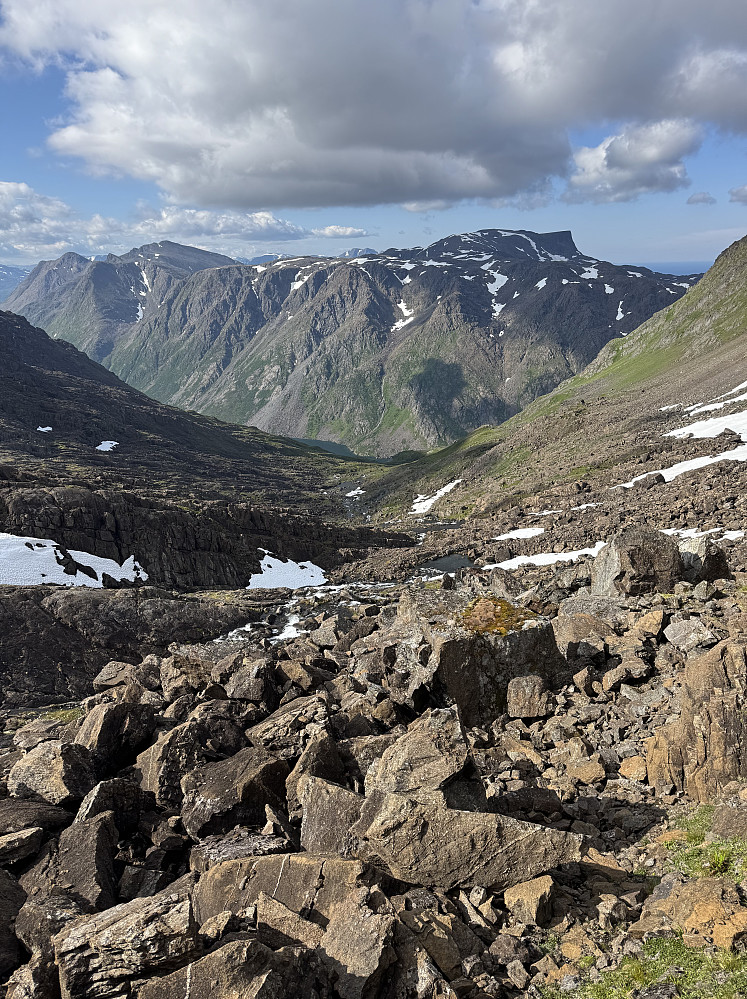 Storsteinet ur øverst i Elvenesdalen
