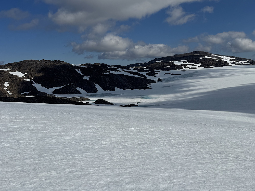 I retning laveste punkt med breelven i nord. Dagens turmål til høyre i bildet.