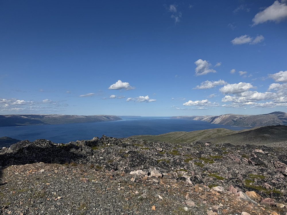 Mot nordlige utløp av Tanafjorden. Stangenestinden helt til høyre