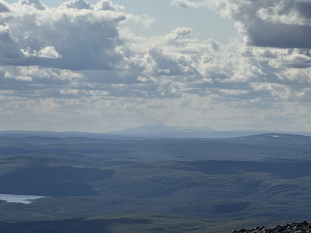 Rasttigaissa(?) i det fjerne i sørvestlig retning