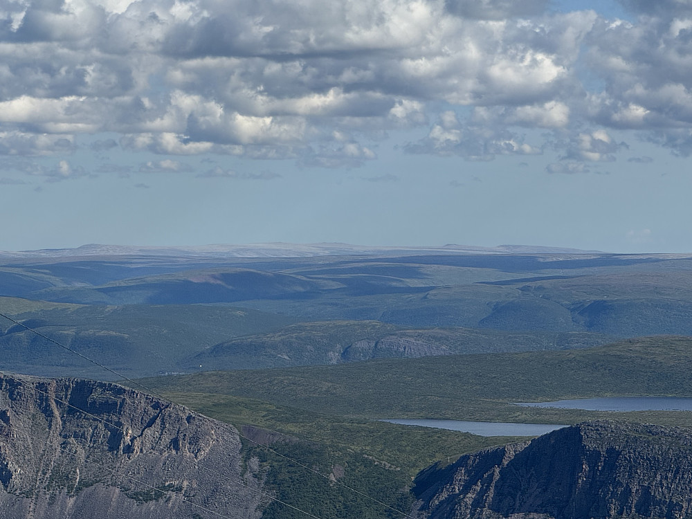 Hva skuer mitt øye langt i det fjerne i nordøstlig retning mon tro; prøver en zoom:
