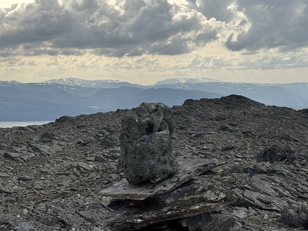 Mot Seiland. Nord for Seilandsjøkelen til venstre, Seilandstuva til høyre( bildet tatt på returen litt vest for toppen)