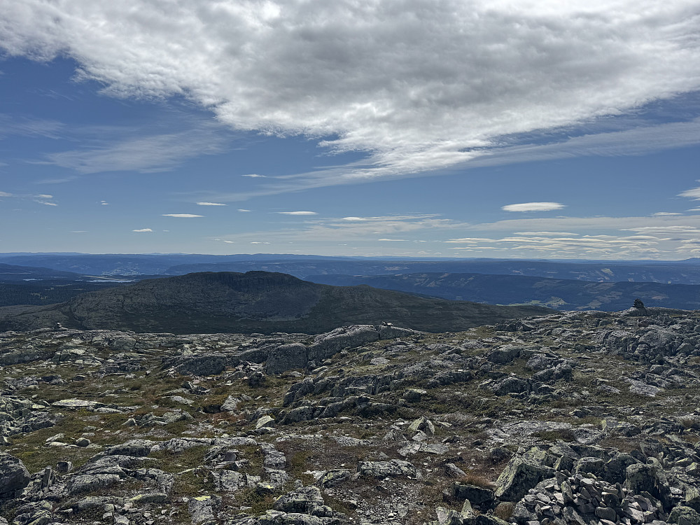 Sørvestutsikt; og helt i det fjerne;