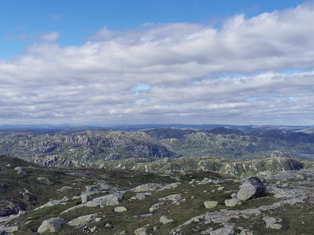Mot nordøst. Brattefjell Seljord og Gaustatoppen i det fjerne? 