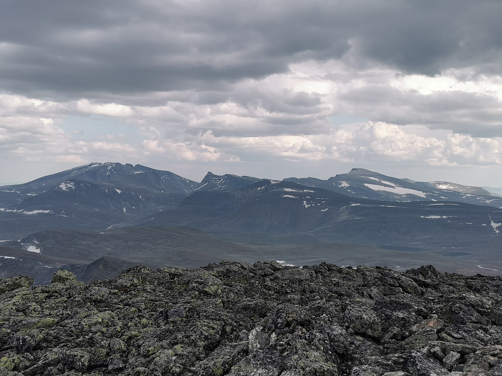 Dovre-toppene. Snøhetta med drabanter og Larstinden til venstre, Langvasstinden med rygg mot Storstygge i midten og Storstygge-Svånåtinden til høyre. 