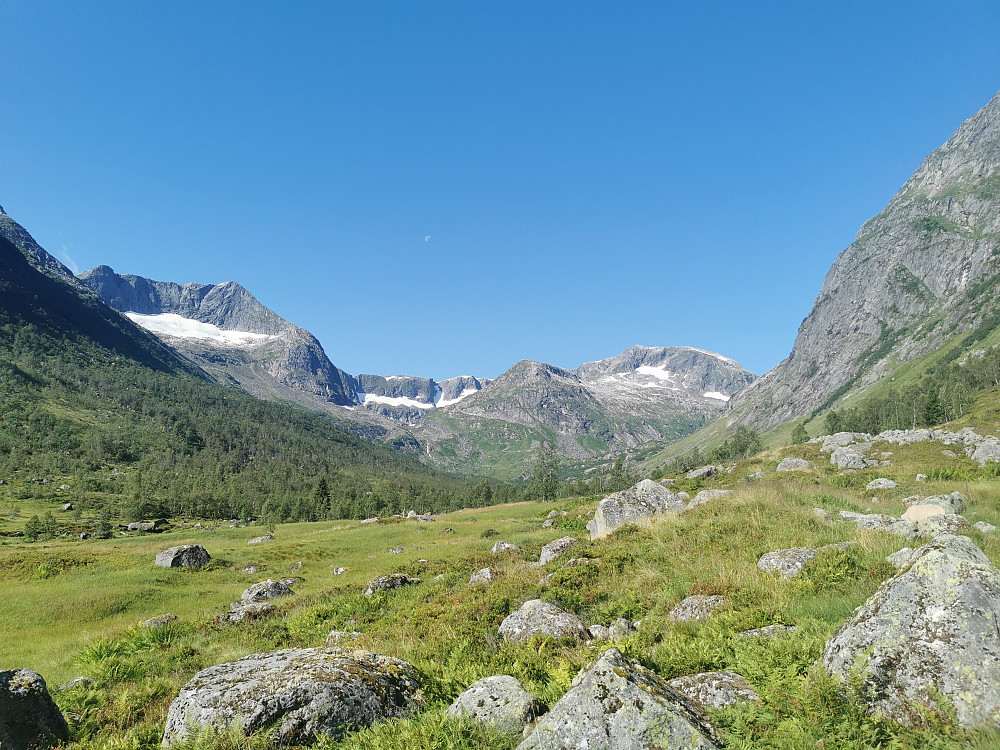 Frudalen, med vakre og storslåtte omgivelser. Ruten videre går til høyre innerst i Frudalen