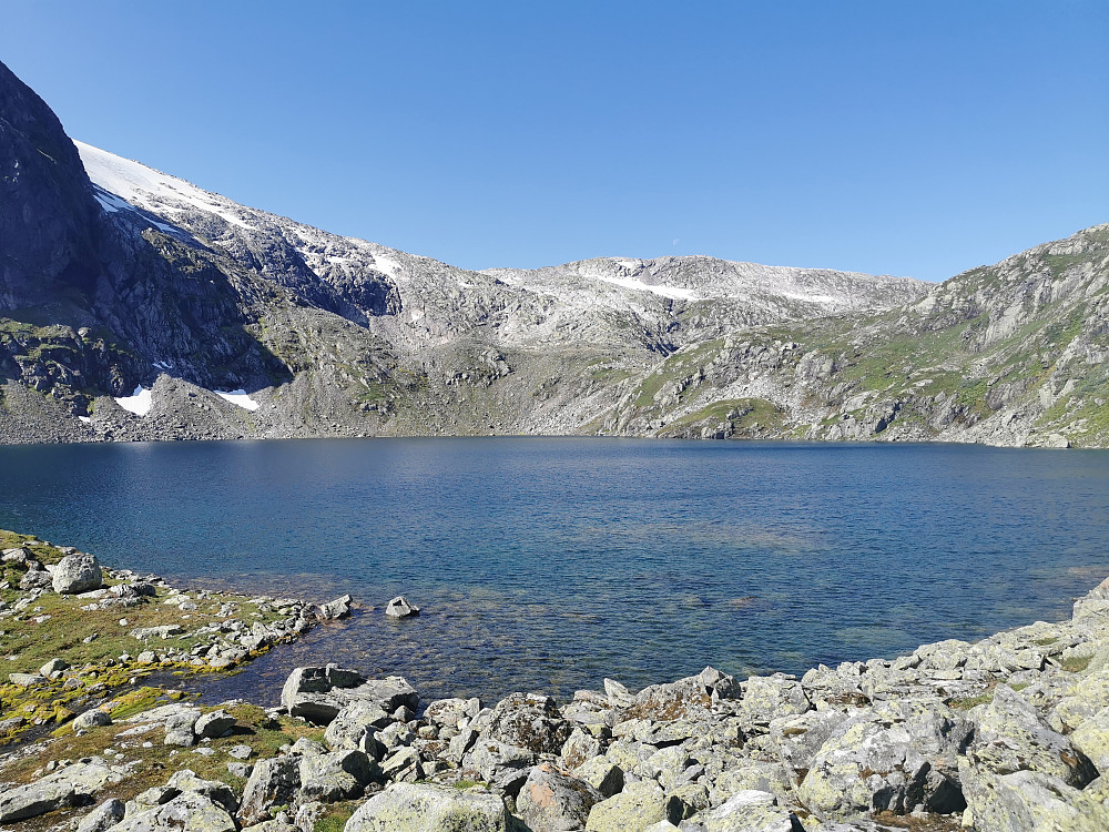 Frudalsvatnet 1100m. Ryggen til venstre i bildet følges oppover til Vikaeggene 1602.