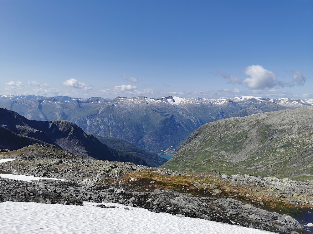 På vei mot Ryssebotnrana, Fjærlandsfjorden 1500 meter lenger nede i vest. Melsnipa 1547? midt i bildet