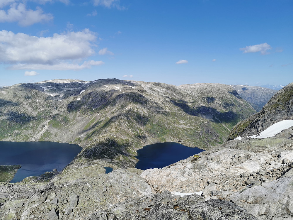 Fra høyt på nord ryggen fra Vikaeggene mot Storavatnet (venstre) og Frudalsvatnet. Hurrungane har lurt seg med helt i høyre bildekant
