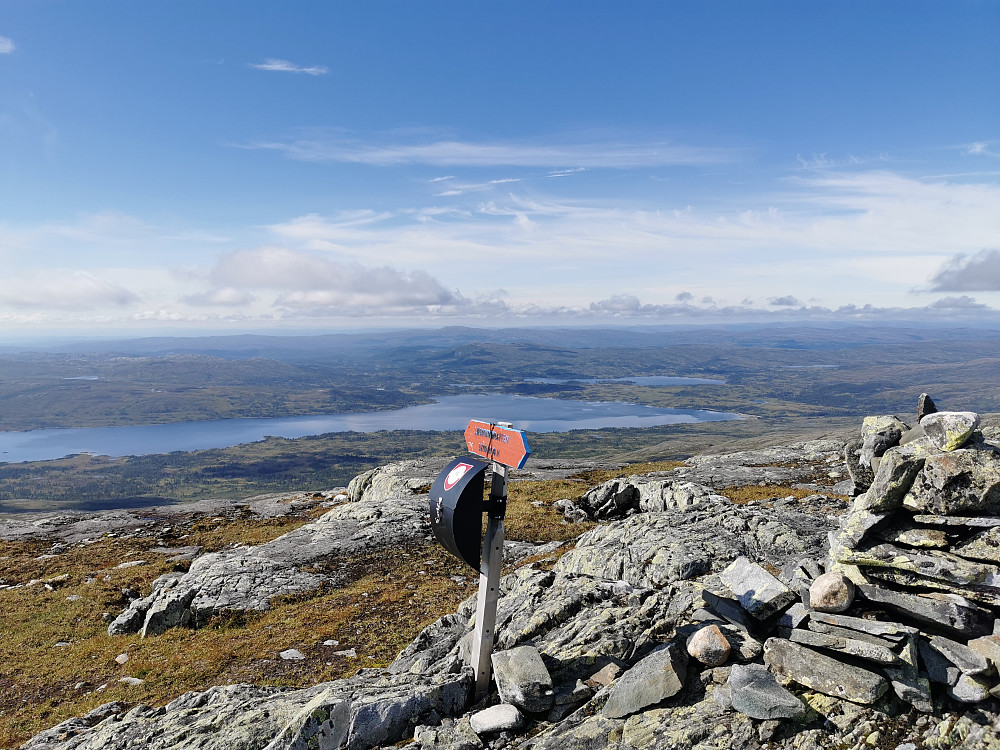 Returruten. Skjækervatnet må omgås i nordøst(høyre) og nord bredden gåes til nordvestenden(midt i bildet) som ikke er så langt fra Sætertjønnhytta. 