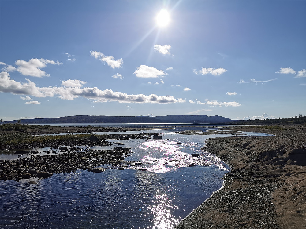 Idyllisk og sommerlig ved kryssing av elvemunningen til Storbrenta i nordøst hjørnet av Skjækervatnet