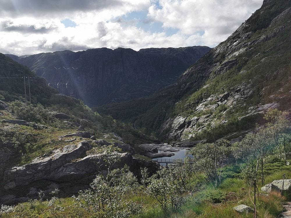 Bro over Stølsåna. Hårnålssvingene opp fra Lysebotn på sørsiden kan skimtes. 