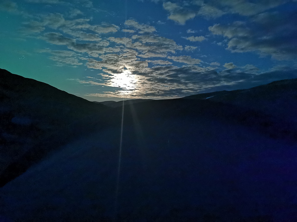 Oppadgående måne i øst, bilde tatt over telttaket. Legg merke til "Syvstjernen"(Pleiadene) helt til venstre på natthimmelen!(Den så jeg ikke da jeg tok bildet!)