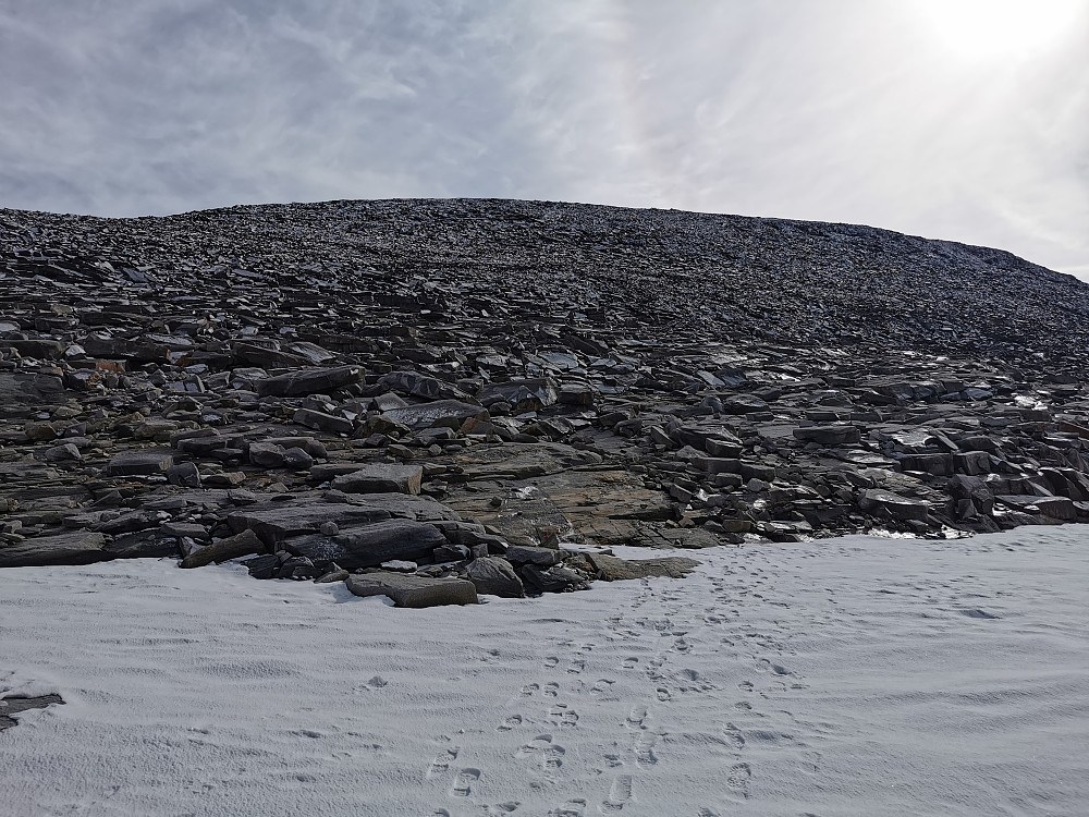 Stedvis isete og glatt opp nordflanke mot Sørtoppen
