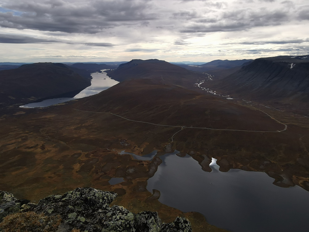 Et speilblankt Grindatjern i forkant med Helin, Smådalsfjell-Gråskarvryggen og Smådalen i bakgrunnen. I fjern horisont senter-høyre: Høgevarde/Gråfjell? 