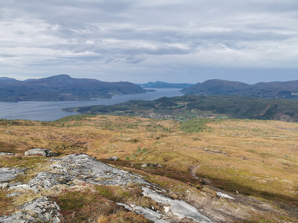 Utsikt vestlig retning. Litt av Tingvoll synlig