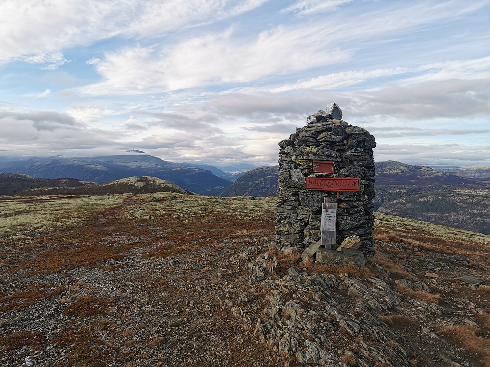 Stor flott varde! Gudbrandsdalen nord til venstre for varden