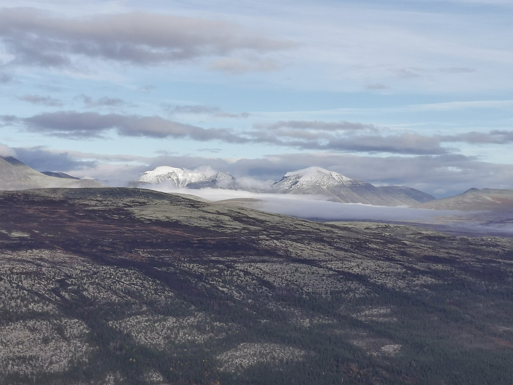 Halvzoom mot Rondane, hvor vinteren har tatt grep. 