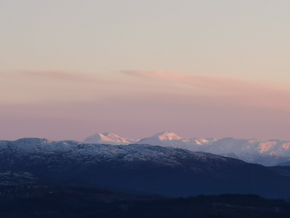 Rosa stråler over Ulvanosa og Englafjell