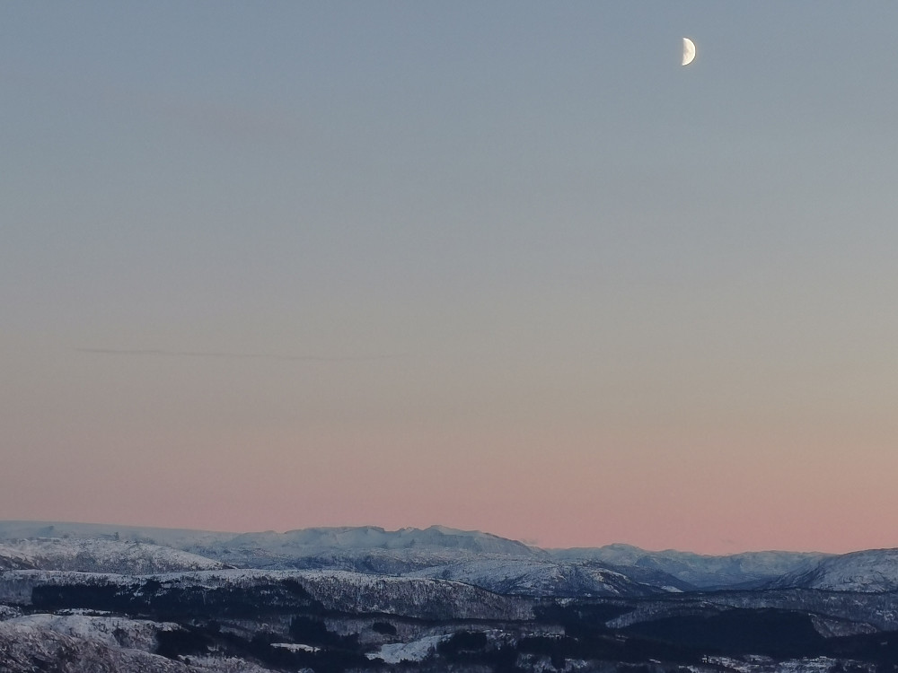 Halvmåne over Kvinnheradsfjell
