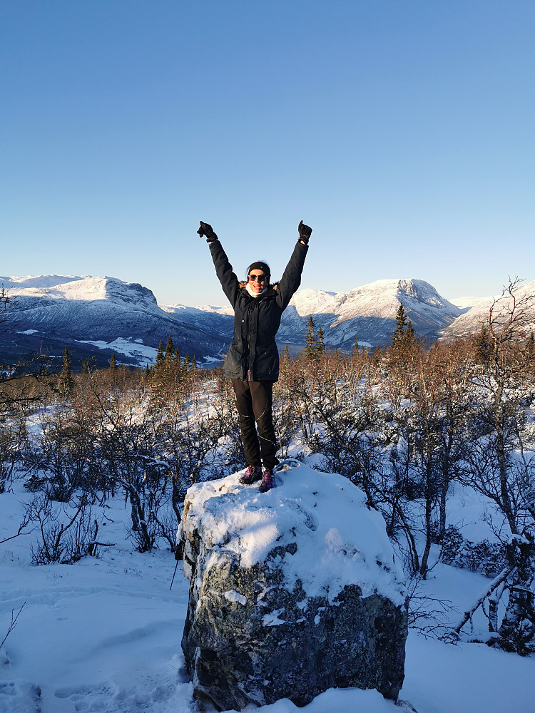 Line la inn lett buldring. Vangsmjøse og flankert av Bergsfjellet og Skutshødn i bakgrunnen. 