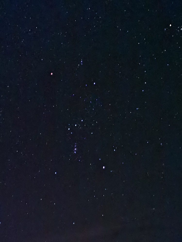 Jegeren Orion på sørhimmelen med belte, sverd, føtter og skuldre, og en stor jaktbue skrått over/foran til høyre