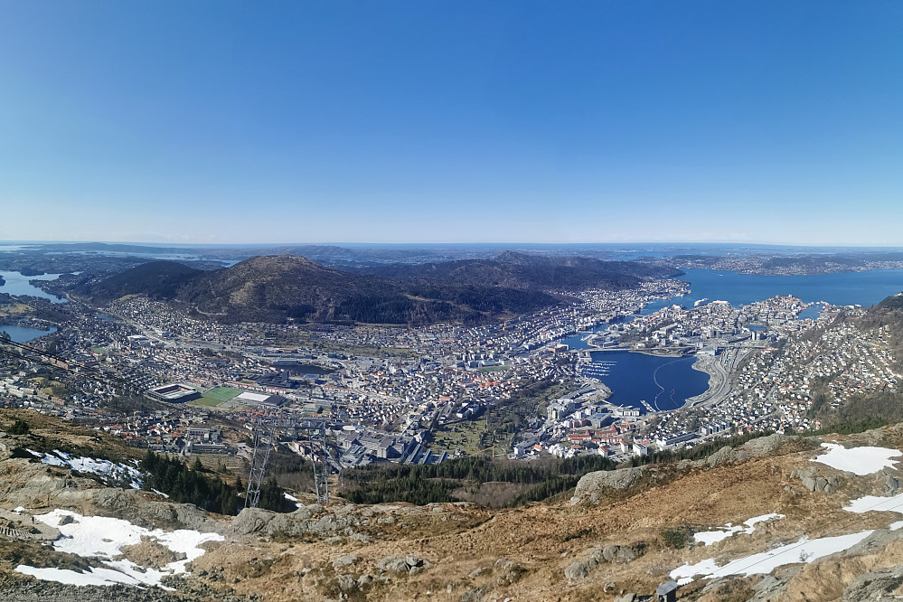 Panorama Bergen fra Ulriken stasjon. Løvstakken dominerer bak. 