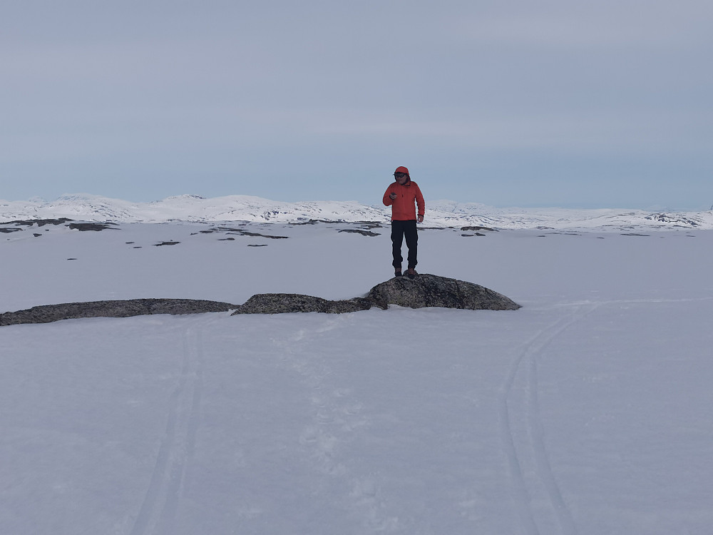 Knut Sverre på en knaus nordøst for toppen som kunne synes marginalt høyest