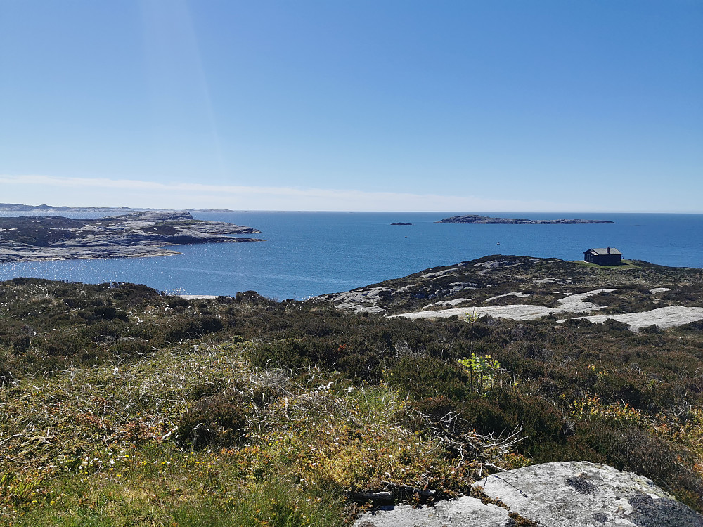Fra Arseto mot Dethloff-hytten. Kvannholmen til høyre, Frøo til venstre med flat topp 
