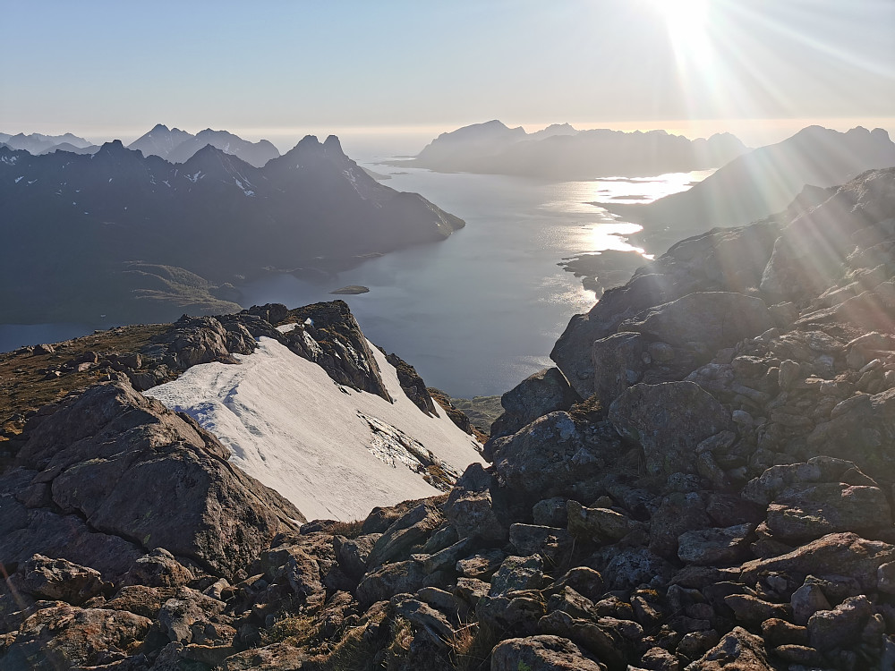 Nesten toppen. Mange meter tykke snøfonner i nordøsthellingene! 