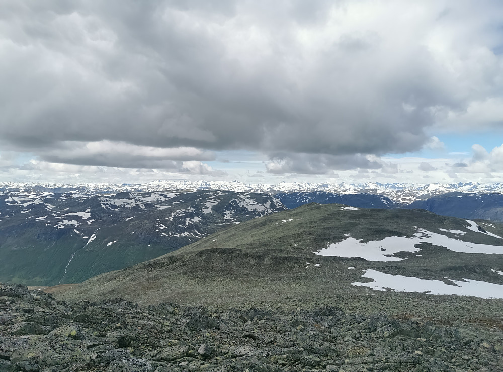 Fortsatt MYE snø i - heimen og i vest! 