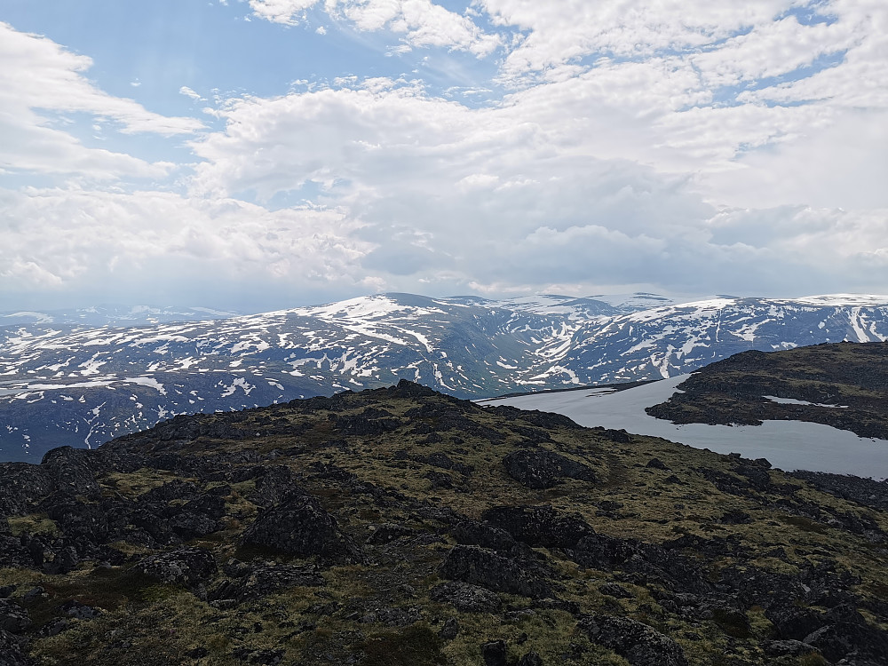 Utsikt sørlig retning; sol og skyer skifter stadig
