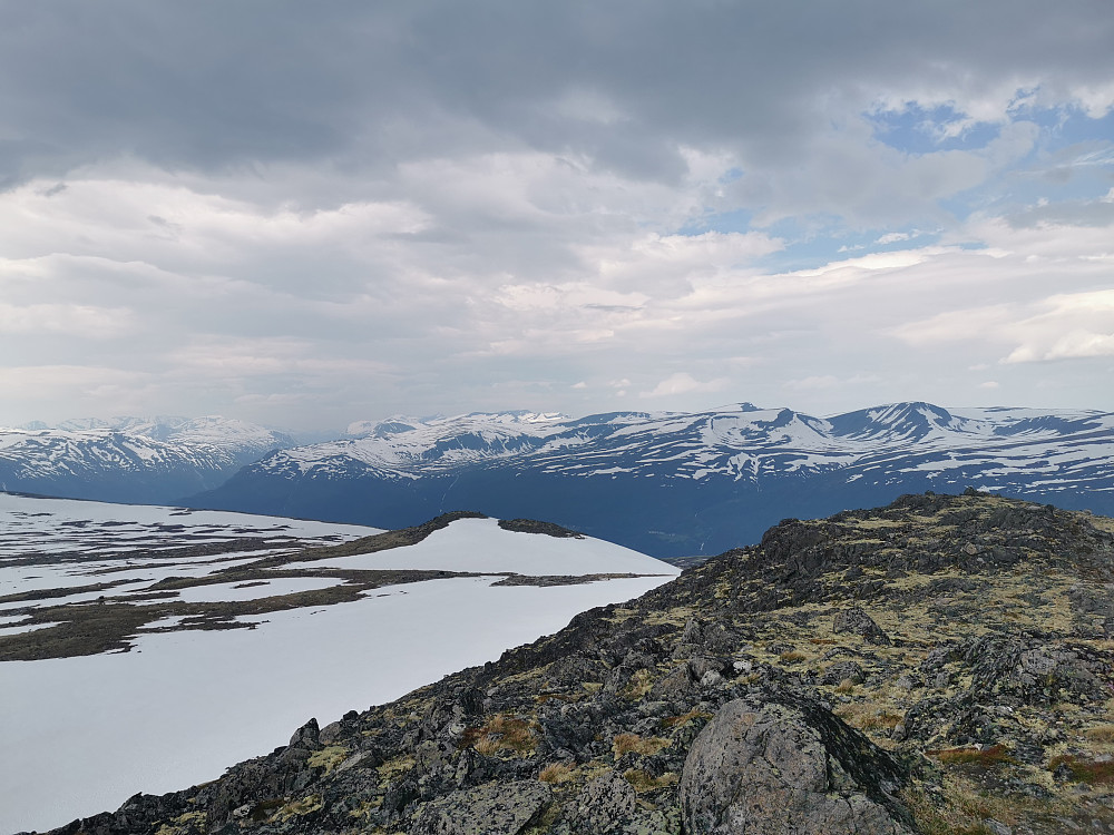 Utsikt vest/nordvest, Gjevilvasskamman? Mye snø fortsatt! 