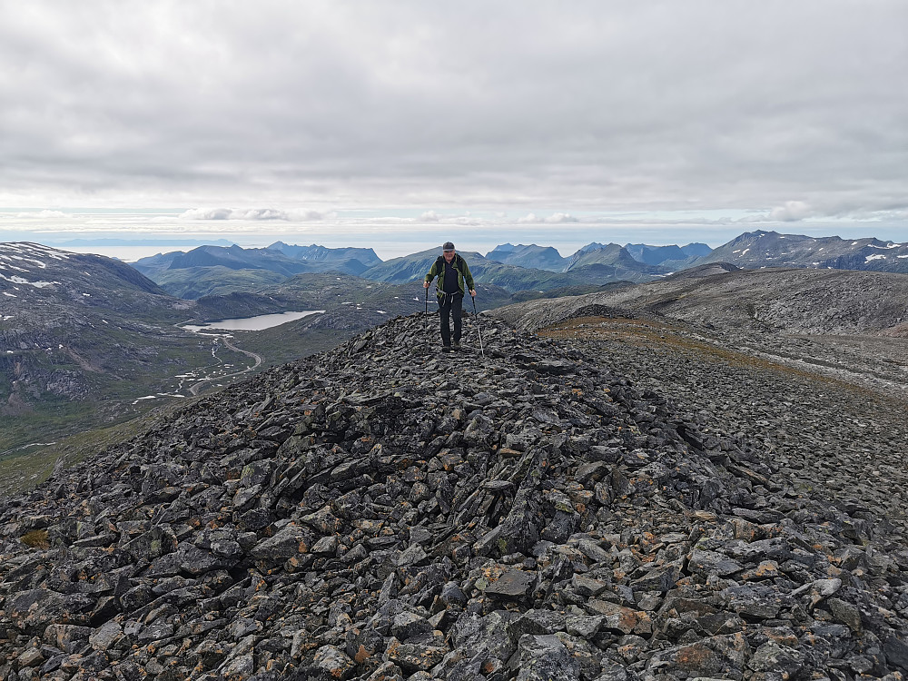 Få meter igjen til tvillingvarden på Tredje Svanfjellet