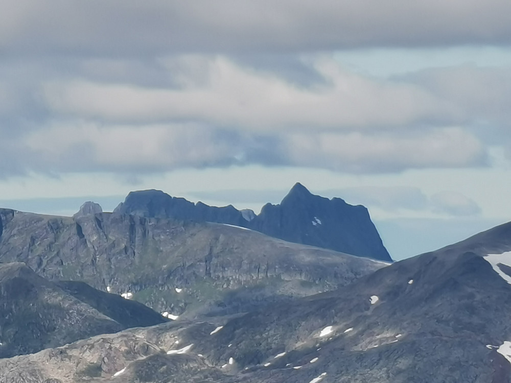 Zoom mot (Sørøst for) Breitinden, høyeste punkt på Senja og kommunetopp i (tidl.) Berg kommune