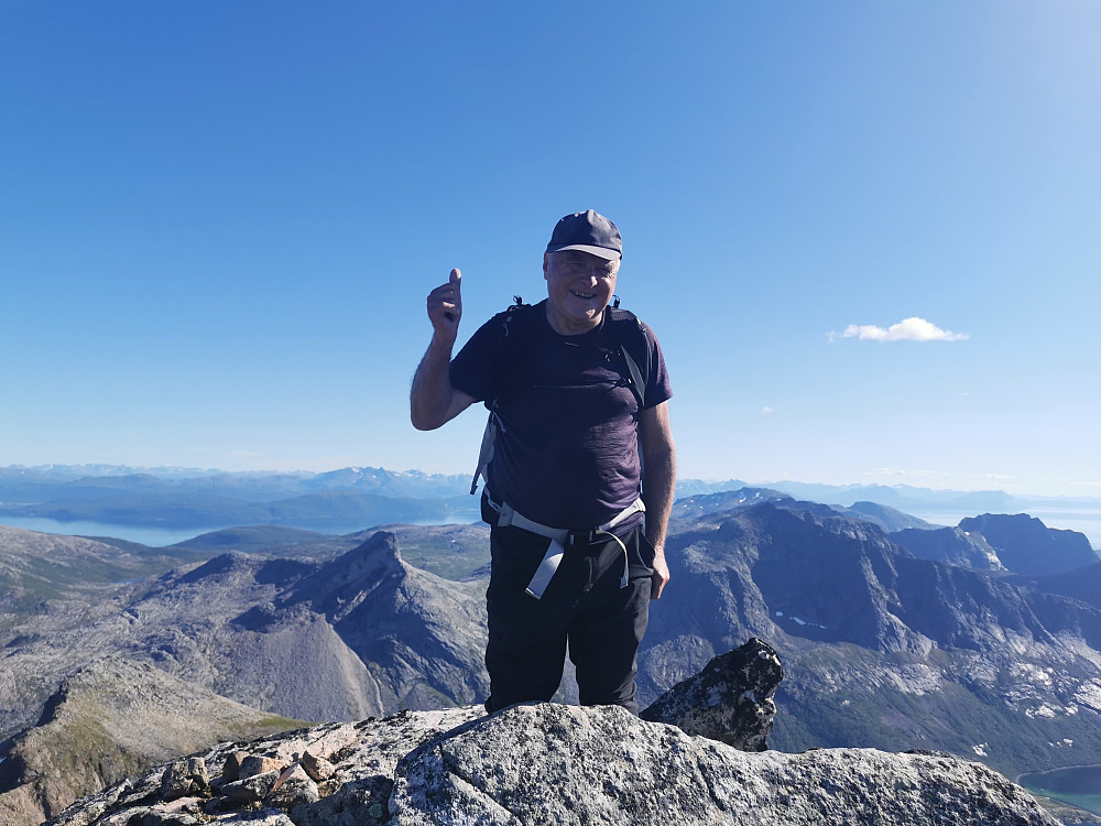 Knut Sverre på den østligste av de to like høye punktene på Kvænan Østtoppen