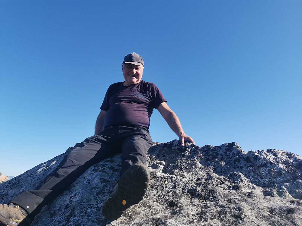 Knut Sverre på den vestlige av de to like høye toppunktene. 