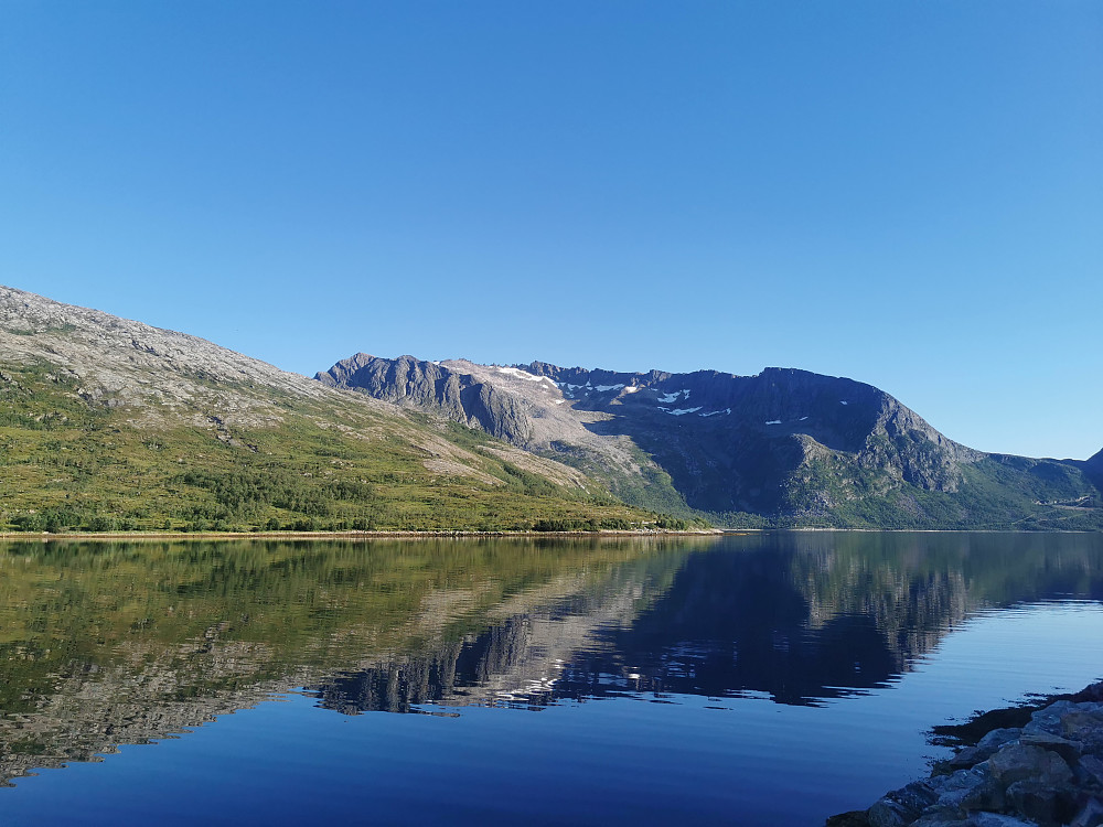 Kvænan sett fra nordvestre strandbredd av Gjeska