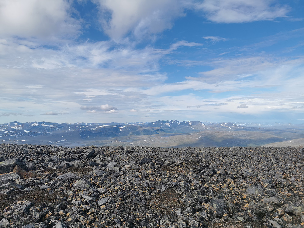 Utsikt nordøstlig retning. Njunis; en annen gigant i indre Troms, litt til høyre for midten
