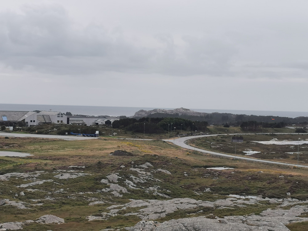 Utsikt vest. Skogsøytua bildesentrum helt ute