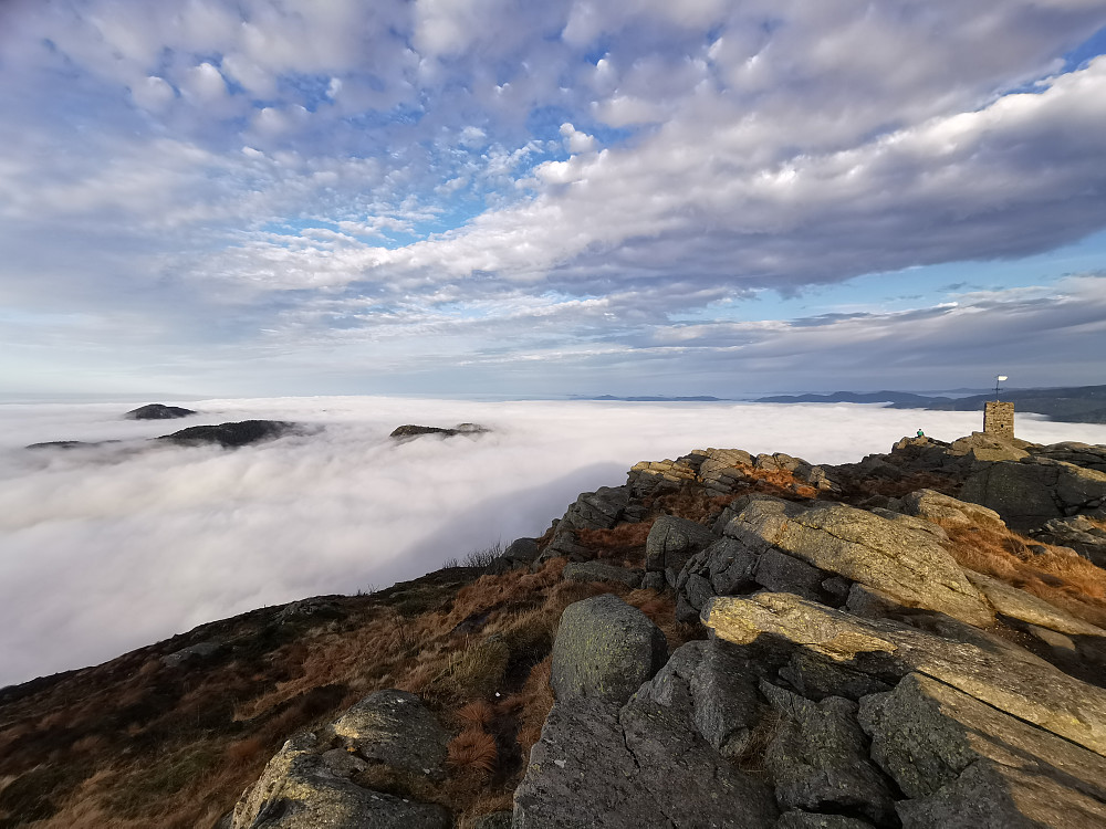 Lyderhorn(bakerst) og Gravdalsfjellet/Olsokfjellet/Damsgårdsfjellet såvidt opp av tåkehavet