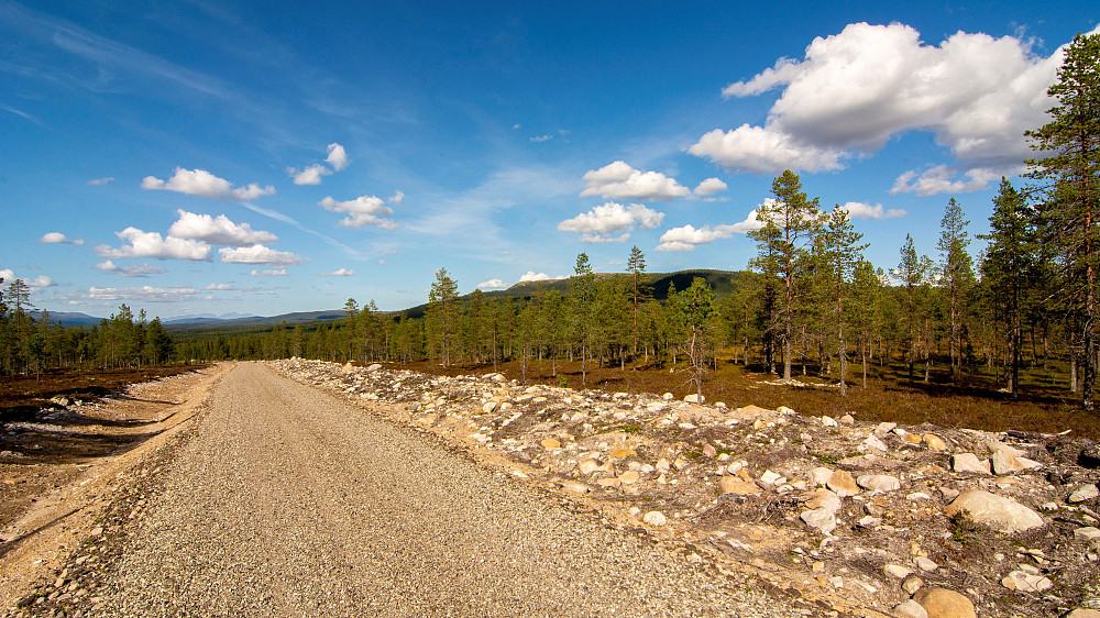 På den nye veien.
Blikufjellet på høyre side og Rendalssølen lengst bak.