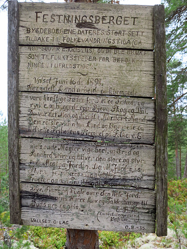 Infotavle om bygdeborgen og han Embret.