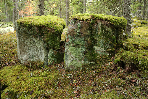 Tvillingstenene nord for Sletthellkoia