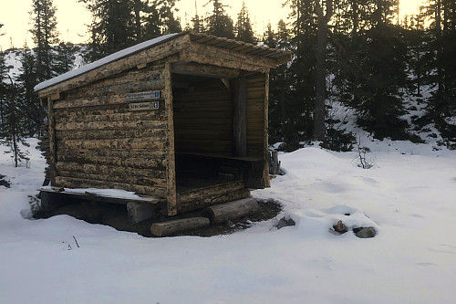 Ny gapahuk nord for Gutåsen.
