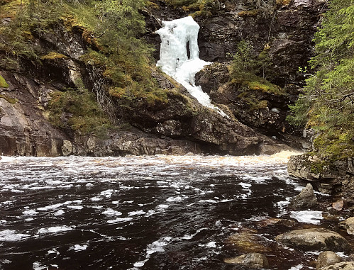 Ved nedre foss i Korpereiret, fortsatt is i sidebekken